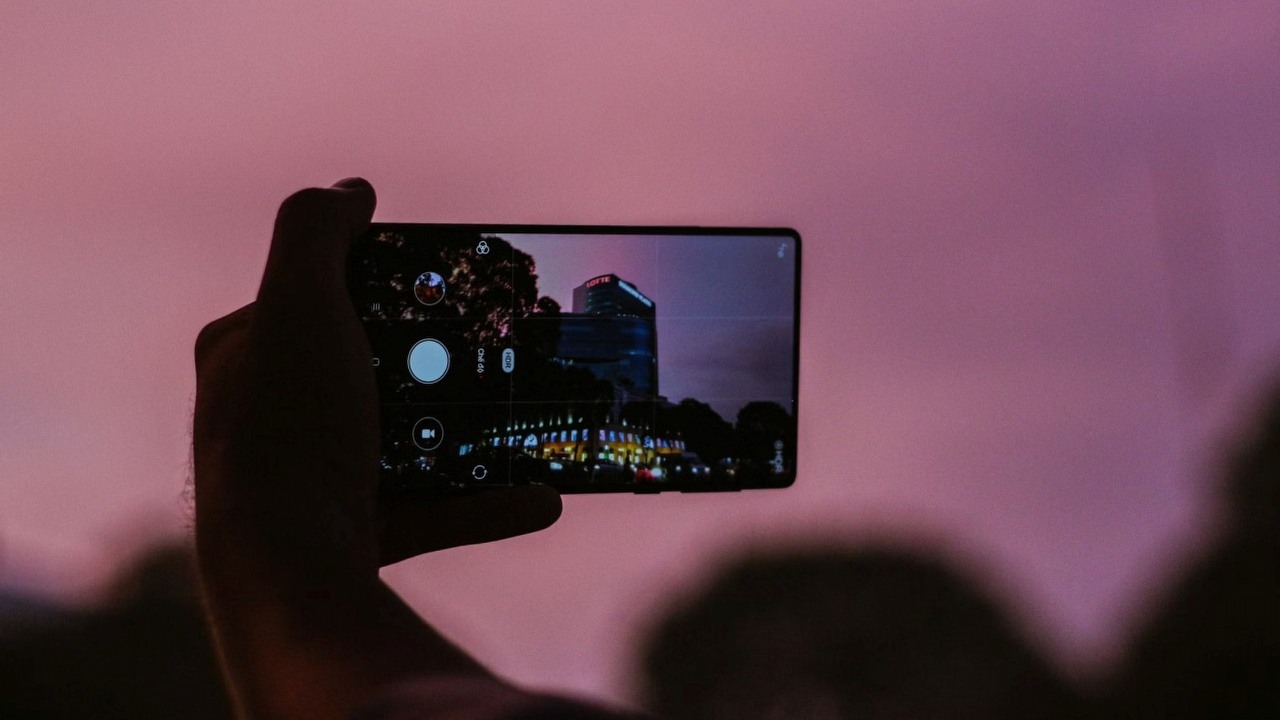 Dzięki tej sztuczce, całkowicie za darmo, zapiszesz tysiące gigabajtów filmów w chmurze ze smartfona, źródło grafiki: Taan Huyn; Unasplash.com; 2021.