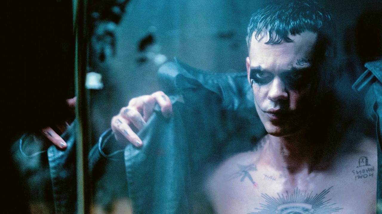 W zwiastunie remake'u kultowego Kruka Bill Skarsgard wraca do żywych i wkracza na ścieżkę zemsty, źródło grafiki: Kruk, Rupert Sanders, Lionsgate, 2024.