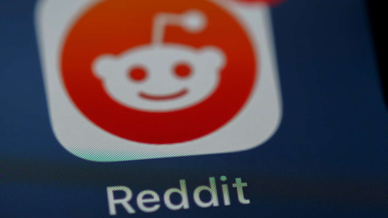 FTC przygląda się Redditowi i jego umowom dotyczącym AI, źródło grafiki: Unsplash | Brett Jordan..