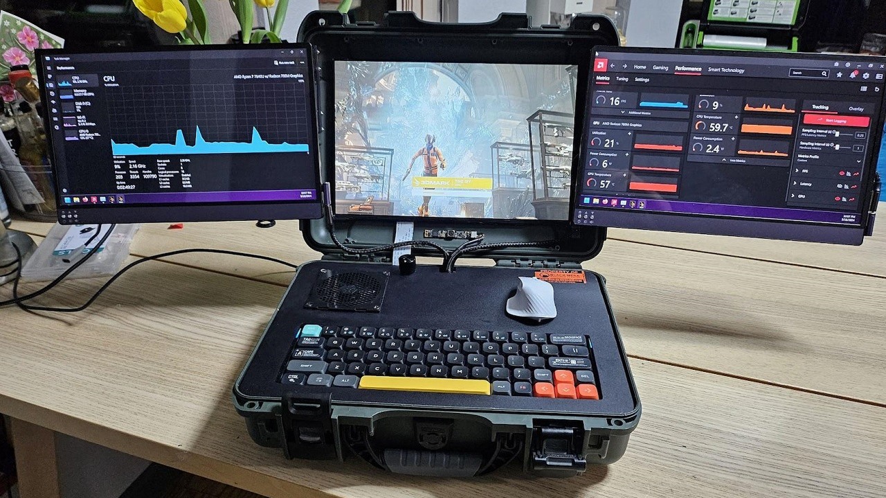 Stworzył komputer jak z filmu akcji, jest ukryty w walizce i wyposażony w 3 ekrany, źródło grafiki: Reddit | WraithXt1..