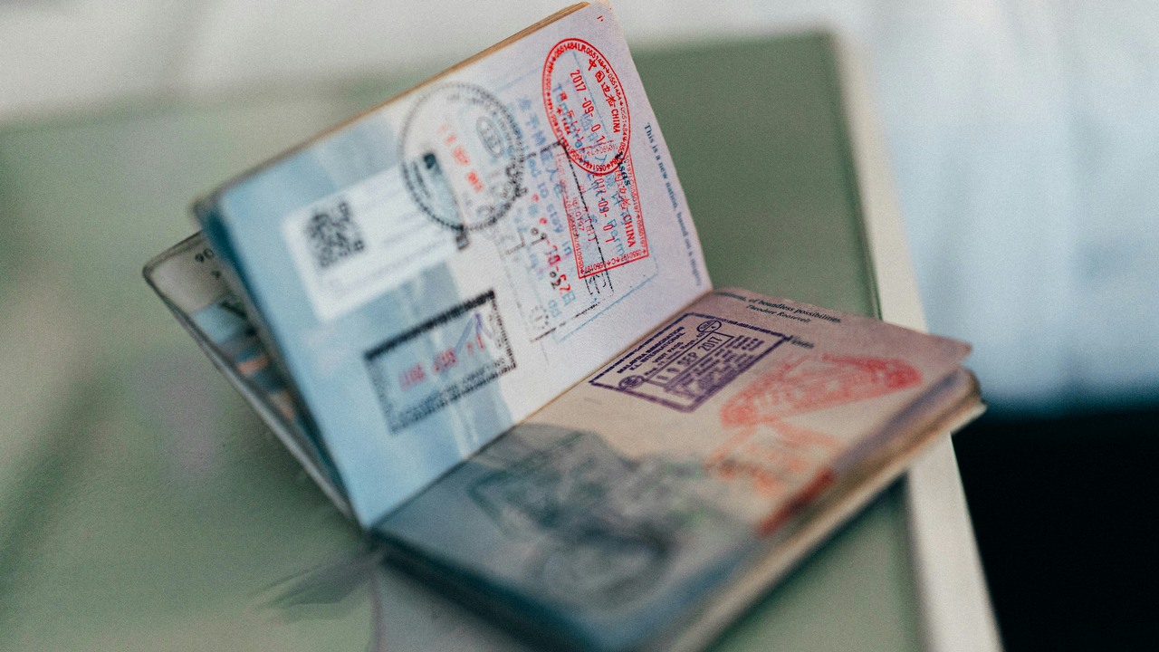 Paszporty, które otwierają najwięcej drzwi na całym świecie, przedstawione na jednej szczegółowej grafice, źródło grafiki: Unsplash | ConvertKit.