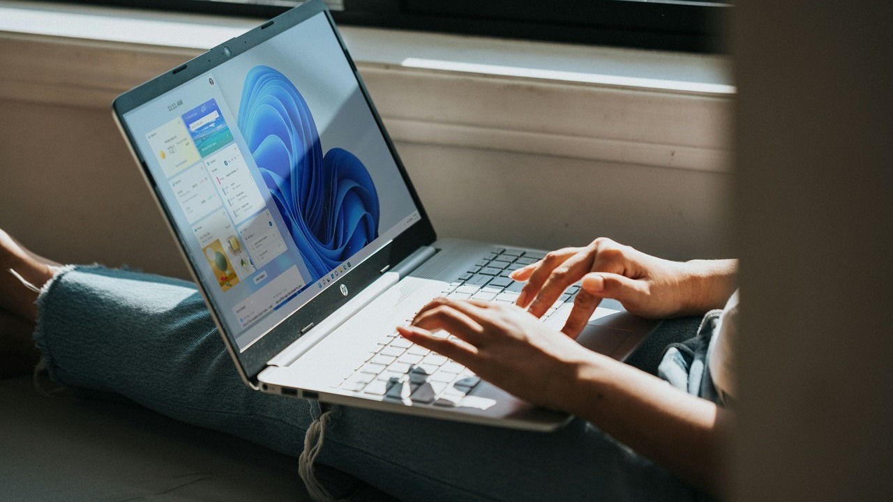 Microsoft zmusza użytkowników do korzystania z nowego Outlooka; firma zastąpi nim obecną aplikację do obsługi poczty, źródło grafiki: Unsplash | Windows.