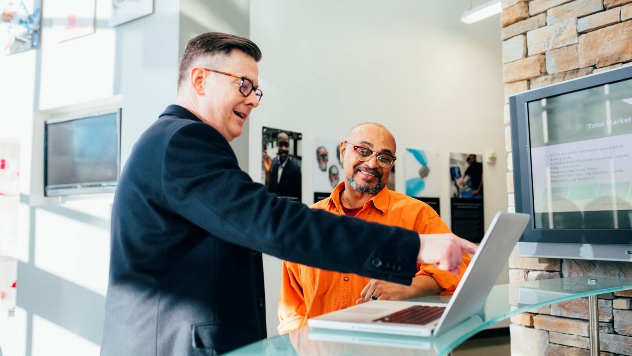 Sprzedawca krytykuje AMD i proponuje graczowi droższego Intela. Społeczność ostrzega przed zakupem, źródło grafiki: LinkedIn Sales Solutions; Unsplash.com; 2019.