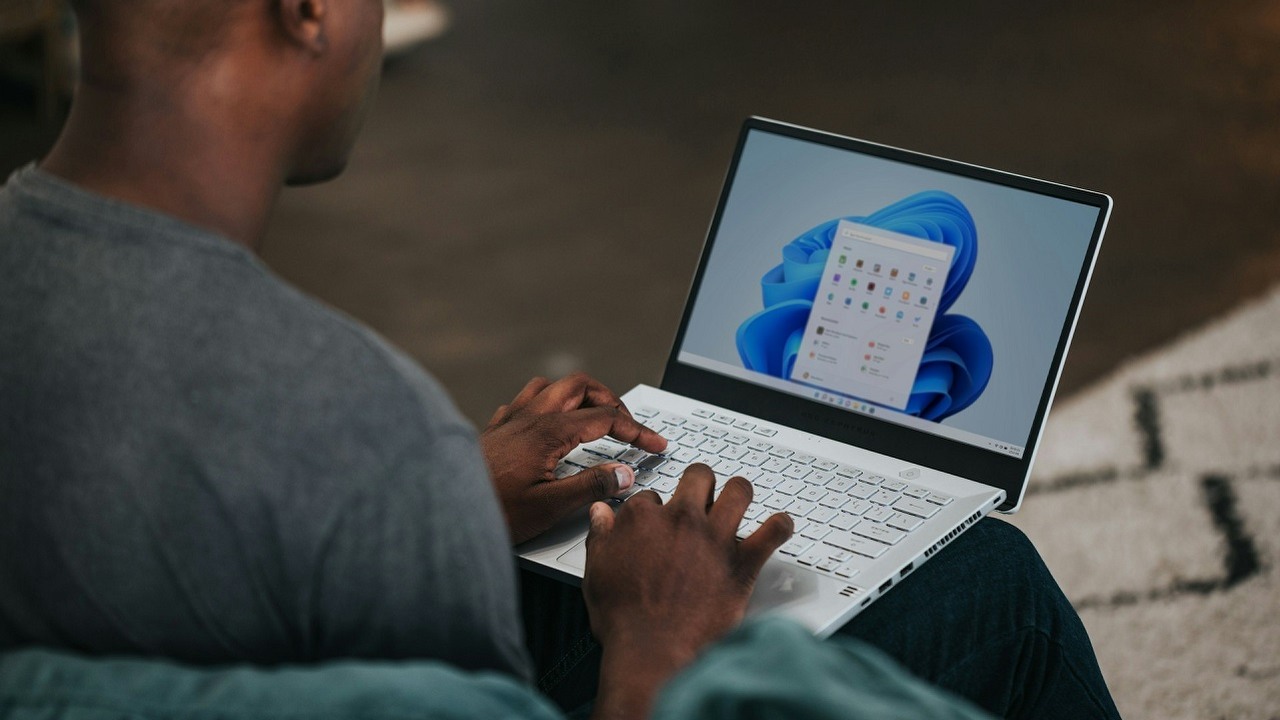 Notatnik w Windows 11 wreszcie poprawi nasze błędy; Microsoft wzbogaci go wkrótce o nową funkcję, źródło grafiki: Unsplash | Windows.