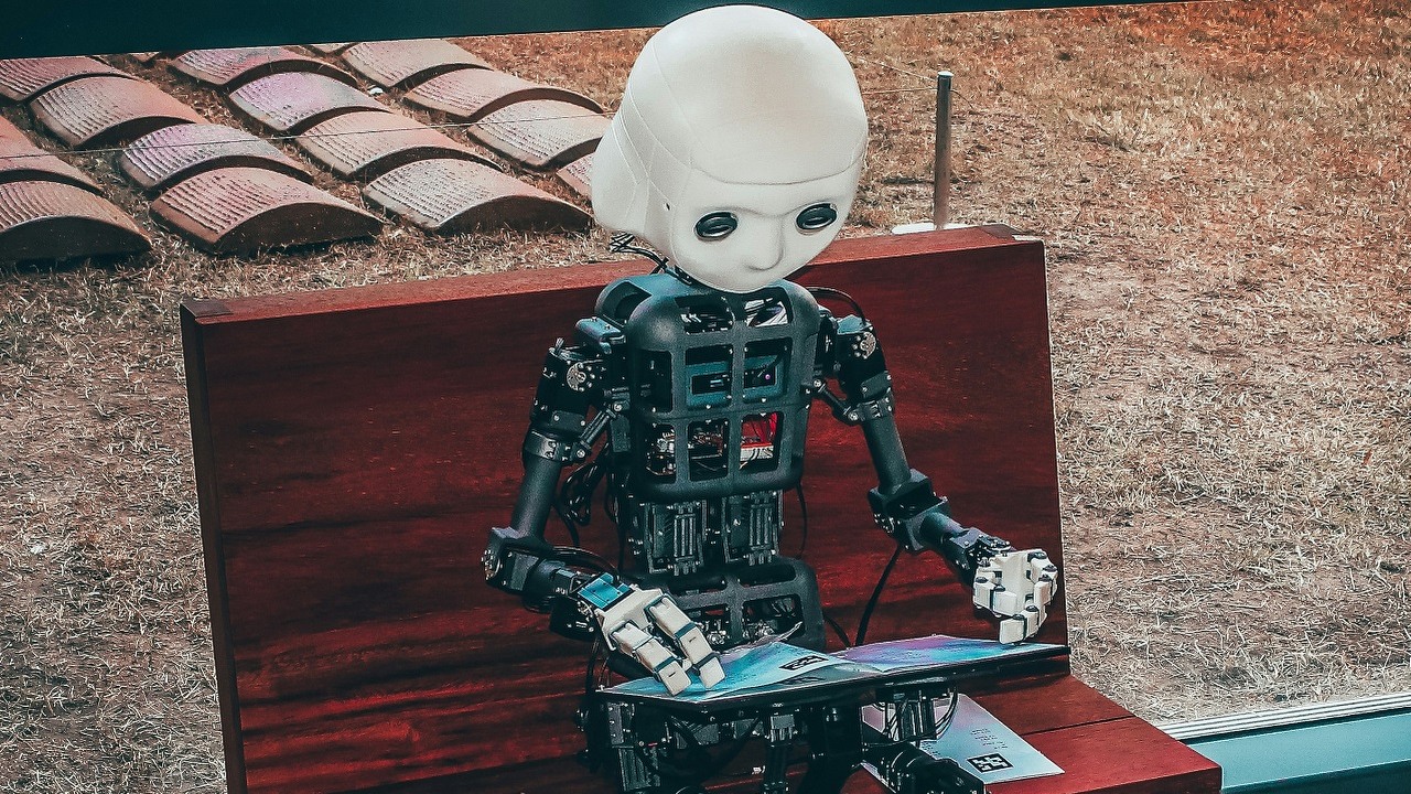 Trzy proste sposoby na zintegrowanie ChatGPT z firmą i codziennym życiem, aby zaoszczędzić duże ilości czasu, źródło grafiki: Unsplash | Andrea De Santis..