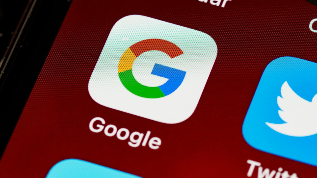 Sztuczna inteligencja nie zawsze działa dobrze. Nowe narzędzie wyszukiwania Google promuje podejrzane witryny, źródło grafiki: Unsplash | Brett Jordan.