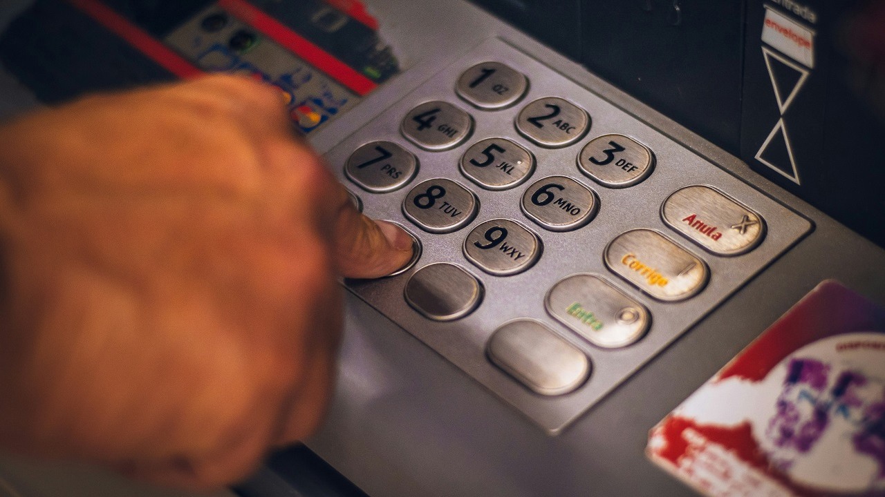 BLIK staje się płatny, klienci mBanku raczej nie będą zadowoleni ze zmian, źródło grafiki: Unsplash | Eduardo Soares..