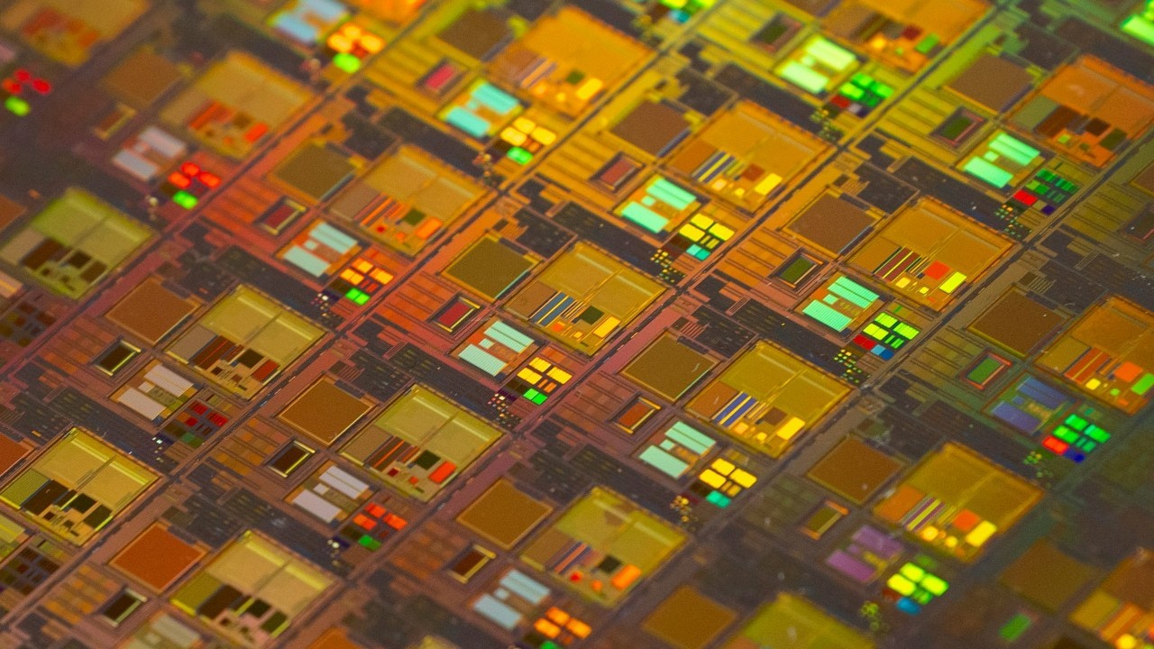 Pamięć GDDR7 naprawdę jest tak szybka, jak zapowiadano. Samsung opublikował specyfikację, źródło grafiki: Maxence Pira, Unsplash.