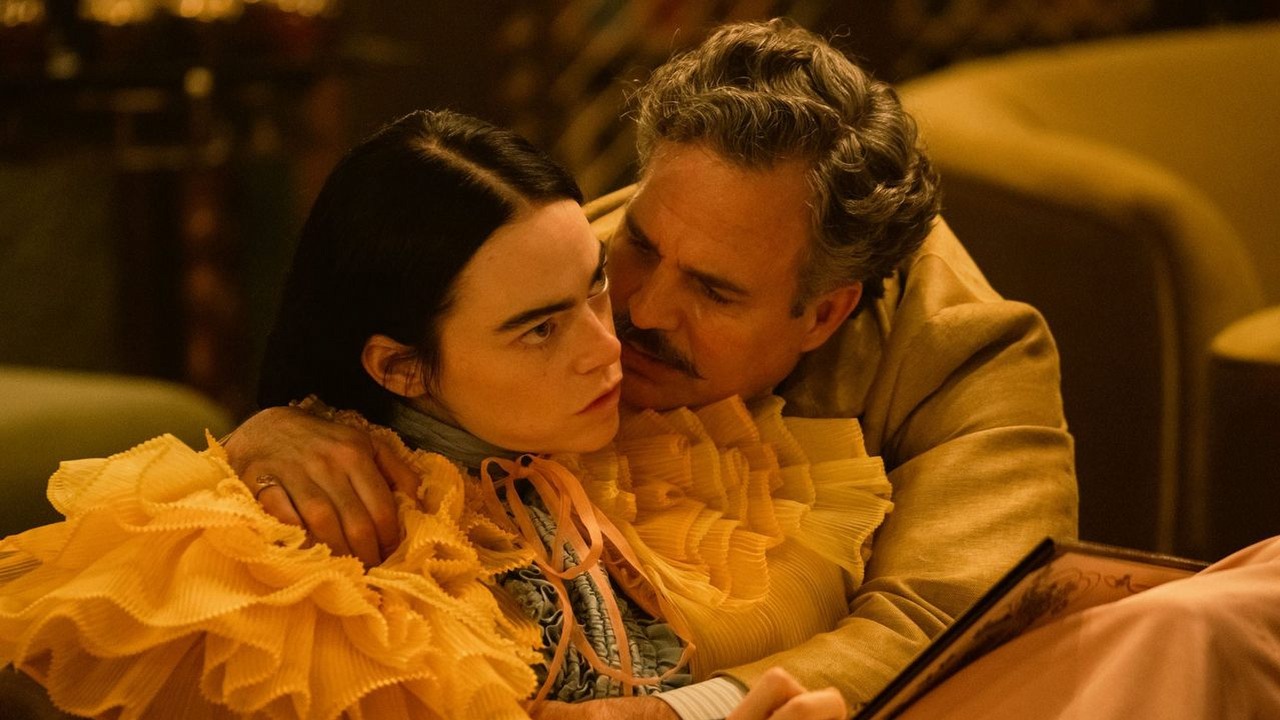 Biedne istoty trafiły na Disney Plus. Od dziś obejrzysz w streamingu nagrodzone 4 Oscarami dzieło sci-fi z Emmą Stone i Markiem Ruffalo, źródło grafiki: Biedne istoty, Yorgosa Lanthimos, Element Pictures, 2023.