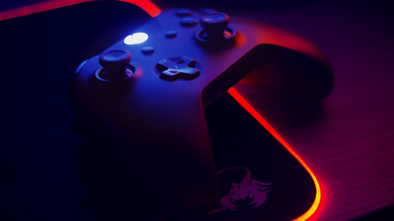 Cyfrowy Xbox Series X coraz bardziej realny; konsola będzie biała i tańsza od obecnego modelu, źródło grafiki: Unsplash | Jose Gil.