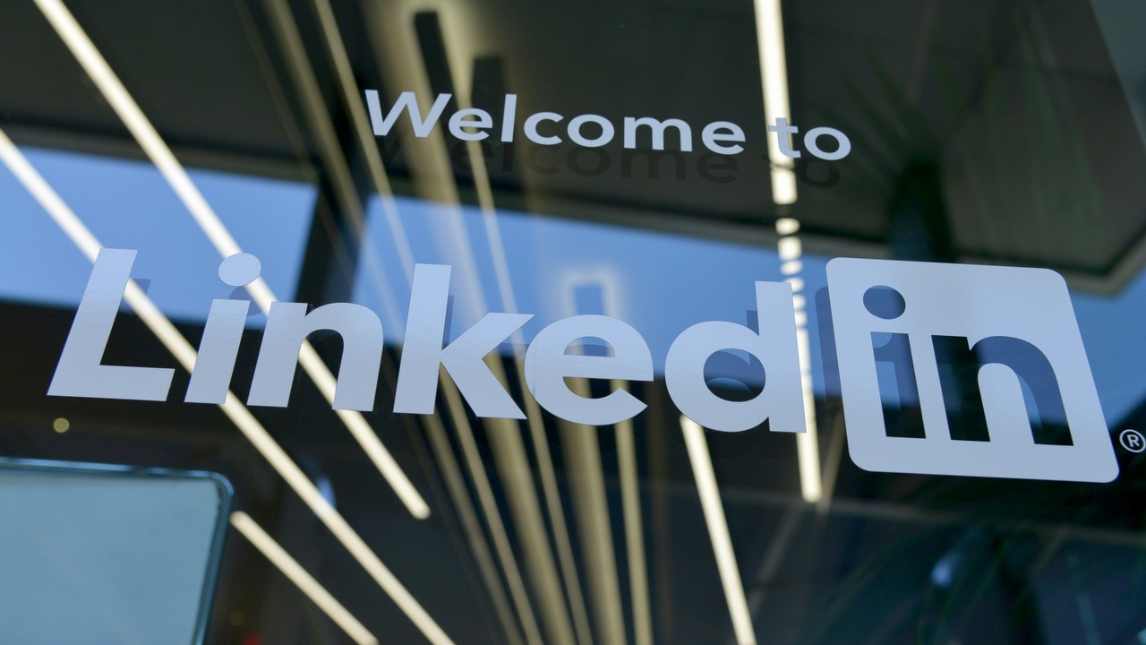 LinkedIn idzie w dziwną stronę. Nowa funkcja upodabnia go do TikToka, źródło grafiki: Unsplash | Greg Bulla.