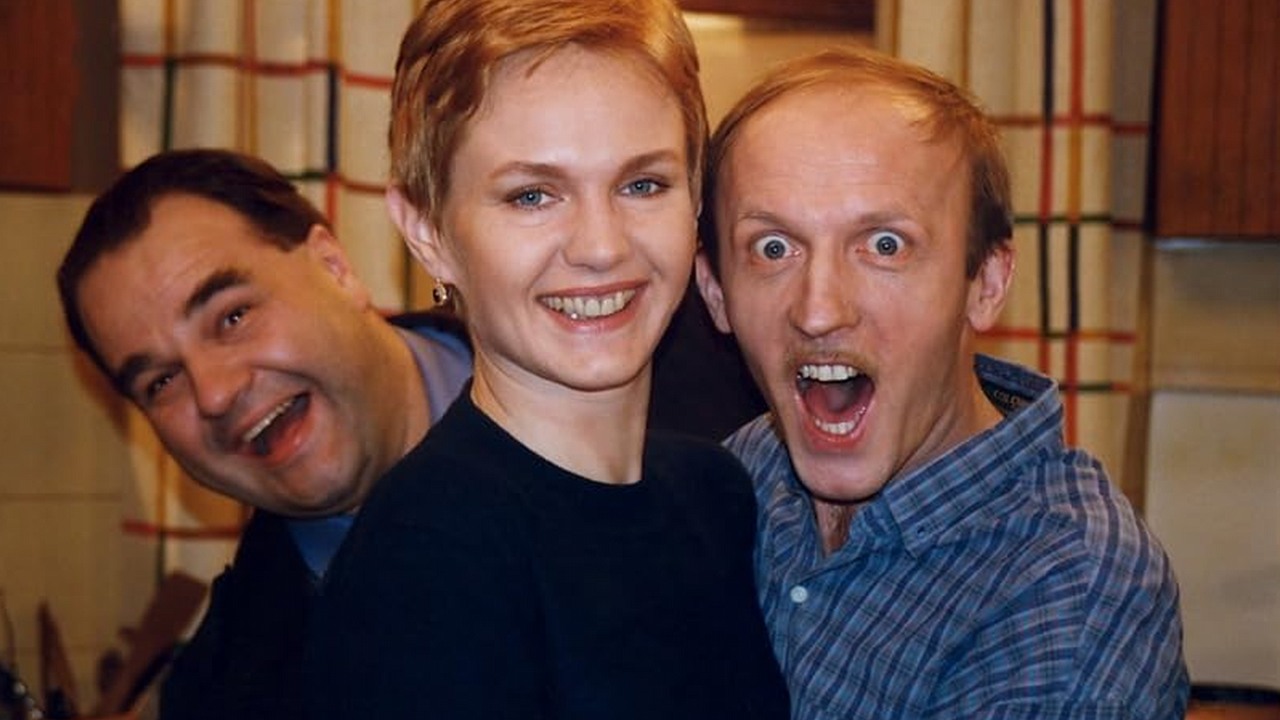 Miodowe lata powrócą? Artur Barciś jest na tak, ale musi zostać spełniony jeden warunek, źródło grafiki: Miodowe lata, Maciej Wojtyszko, Studio A, 1998.