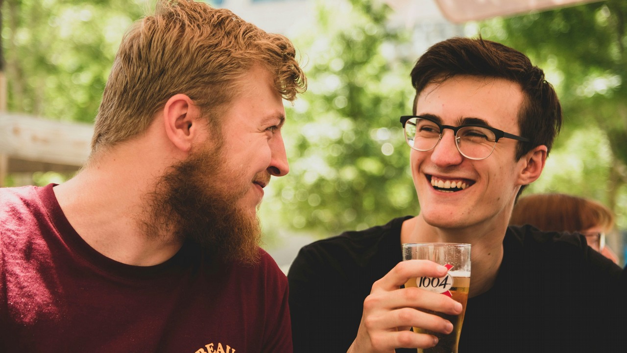 Steve Jobs, legendarny dyrektor generalny Apple, miał bardzo unikalną technikę zatrudniania: zabierał kandydatów do baru, aby dać im test z piwem w dłoni, źródło grafiki: Donovan Grabowski | Unsplash.