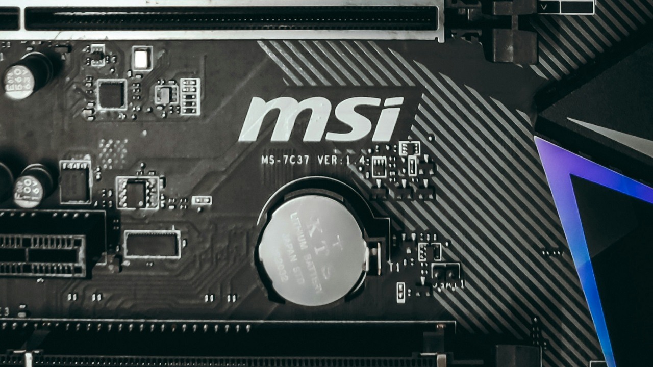 Pękające płyty główne Z790 to może być spory problem dla MSI, niepokojące doniesienia użytkowników, źródło grafiki: Unsplash | Anirudh Gadgil..