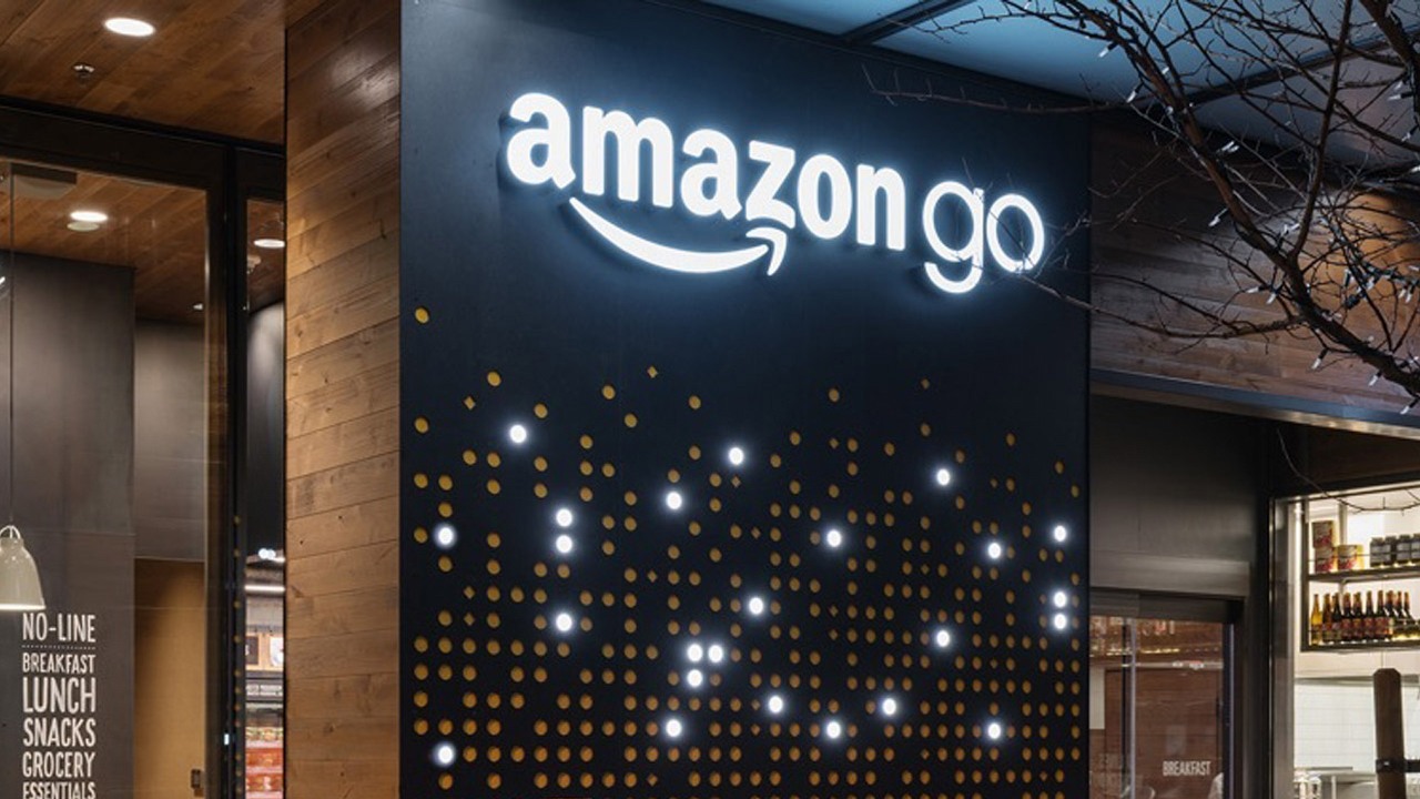 Internet wyśmiewa Amazon po tym, jak jego sztuczna inteligencja okazała się pracownikami z Indii, źródło grafiki: Amazon.