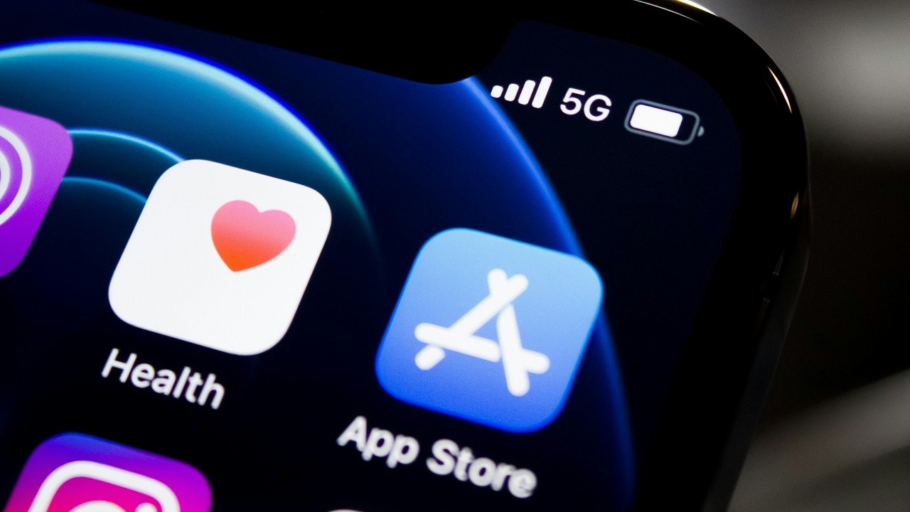 Koniec walki Apple z emulatorami. Retro gry mogą pojawiać się w App Store, źródło grafiki: Unsplash | James Yarema..