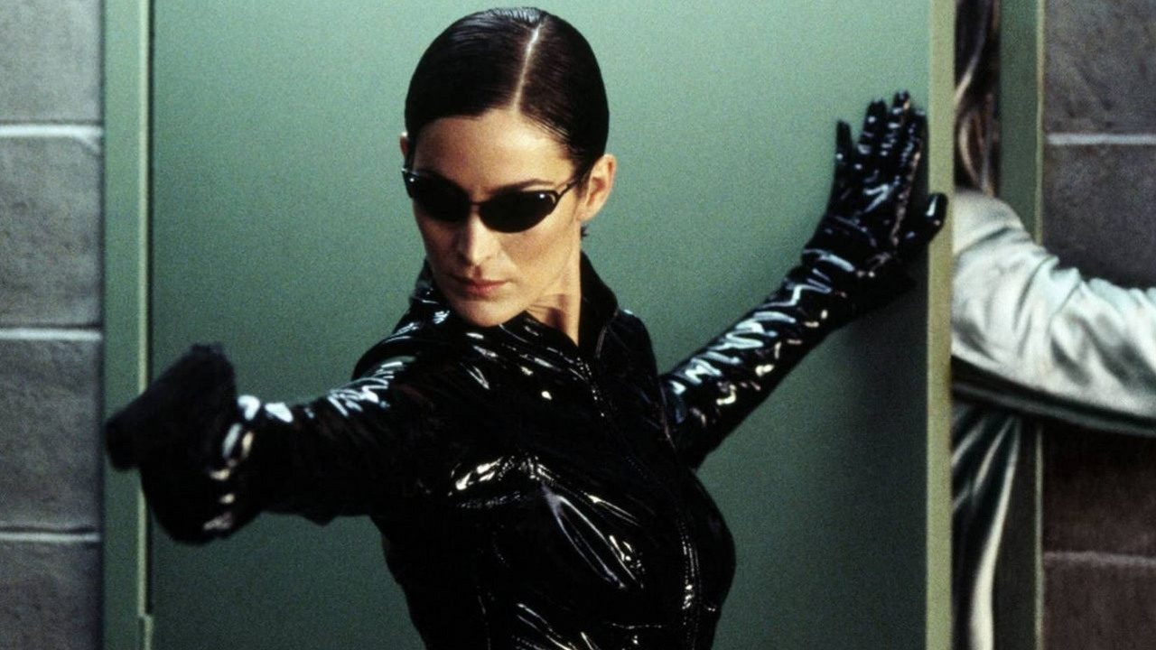 Star Wars: The Acolyte składa hołd Matrixowi. Postać Carrie-Anne Moss z serialu „jest mocno inspirowana” Trinity, źródło grafiki: Matrix Reaktywacja, Lana Wachowski, Warner Bros., 2003.