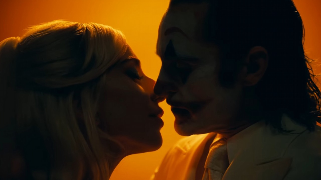 Joker 2 z pierwszym, romantycznym zwiastunem. Arthur Fleck i Harley Quinn zakochują się w sobie w Arkham Asylum, źródło grafiki: Joker 2, Todd Phillips, Warner Bros., 2024.