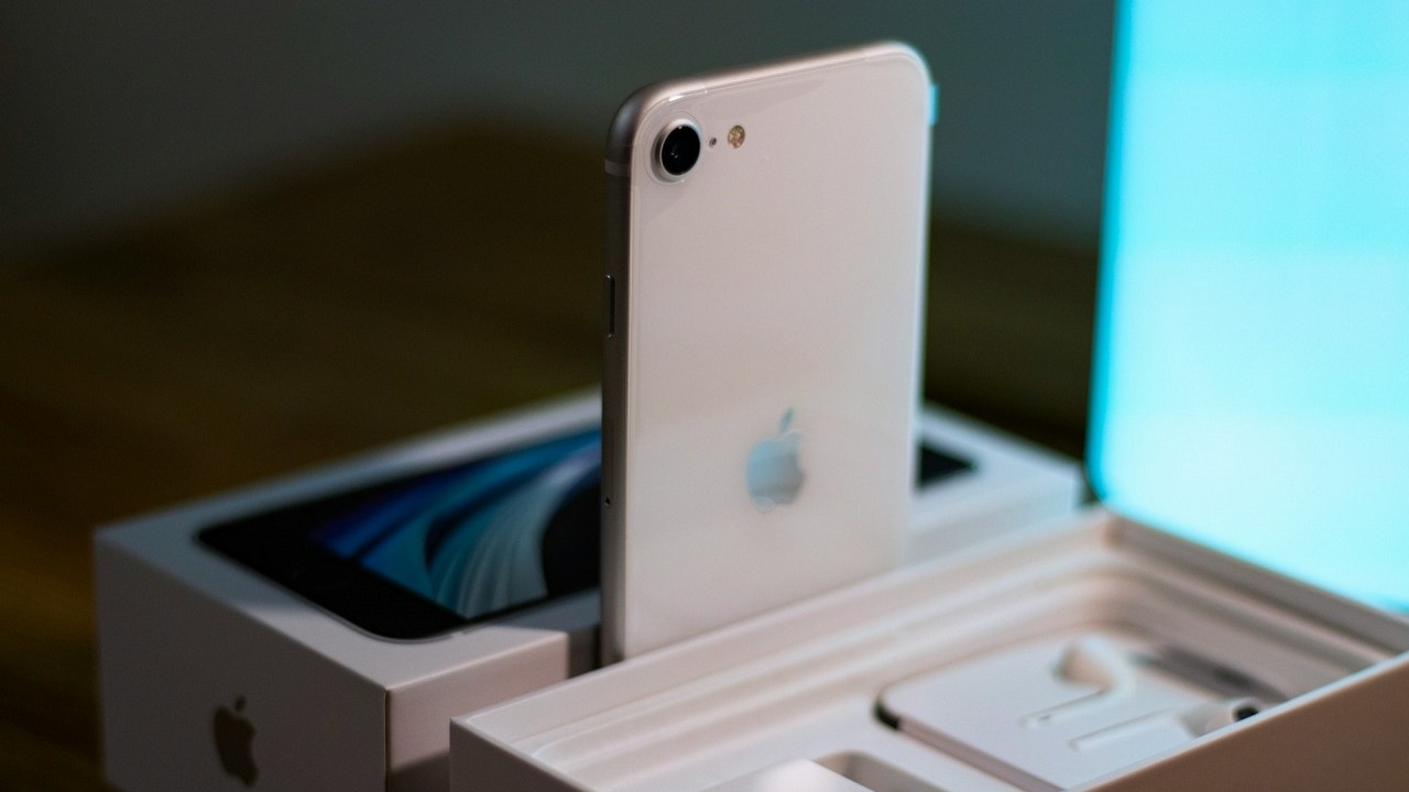 iPhone SE 4 może Was zaskoczyć, budżetowiec Apple zapowiada się bardzo interesująco, źródło grafiki: Unsplash | AB.