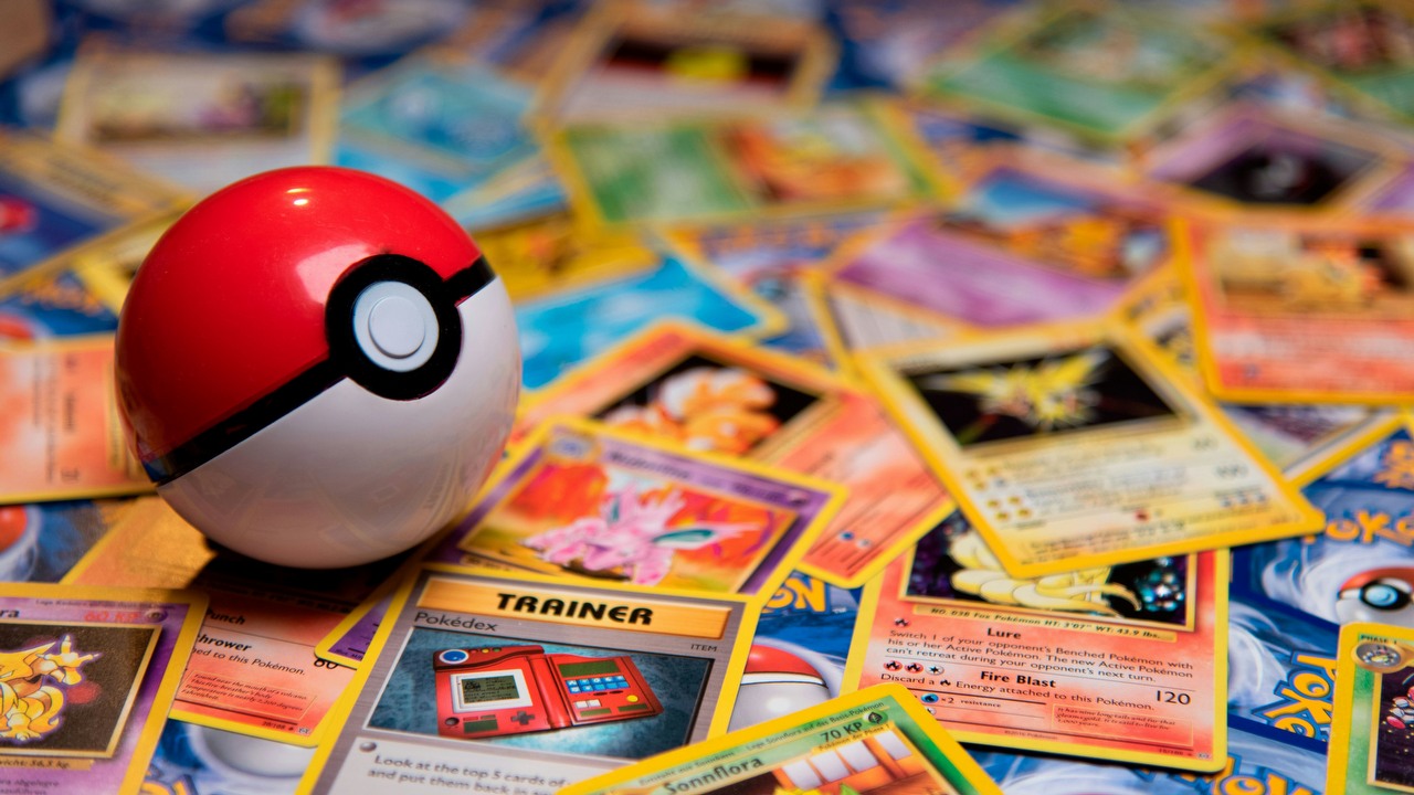 Fan sprzedaje kolekcję kart Pokémon za 100 złotych. W ostatniej chwili, dzięki swojej społeczności odzyskuje egzemplarz wart około 8 000 złotych, źródło grafiki: Unsplash | Thimo Pedersen.