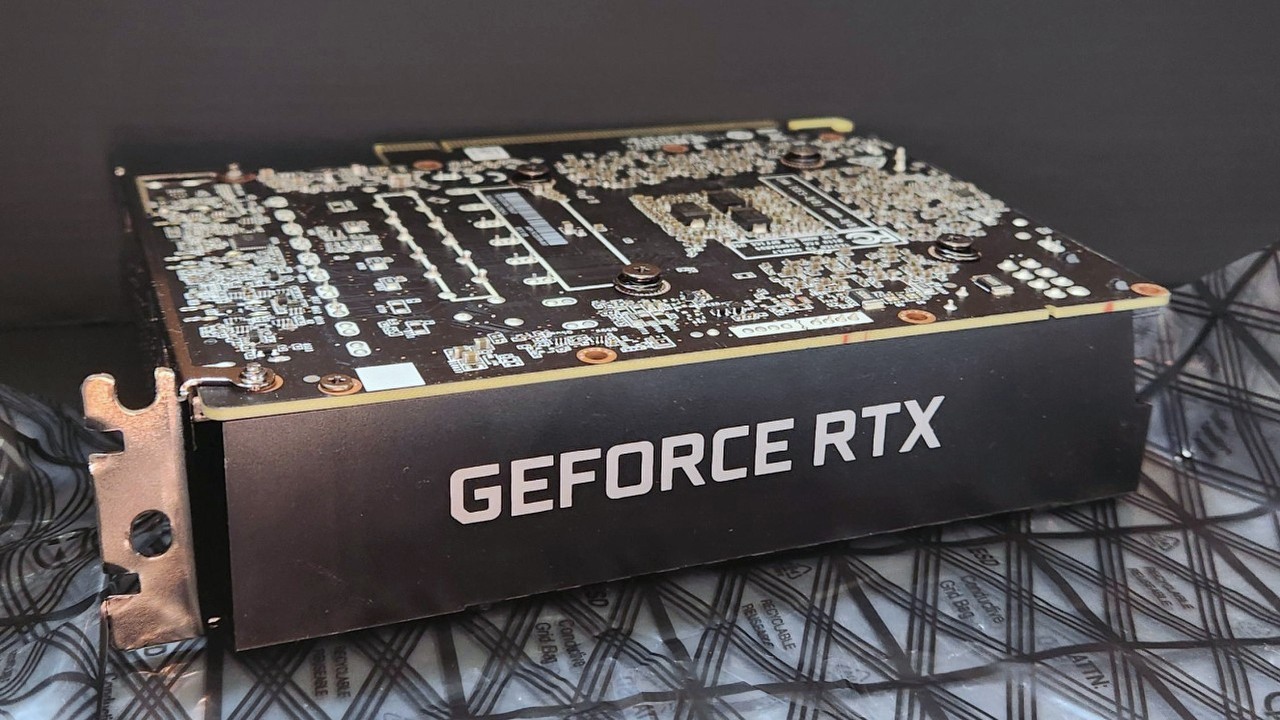 Gracz wysyła swojego GeForce RTX 4070 Ti do naprawy - zamiast karty graficznej za 3500 zł otrzymuje RTX 3050, źródło grafiki: Adowad, Reddit.