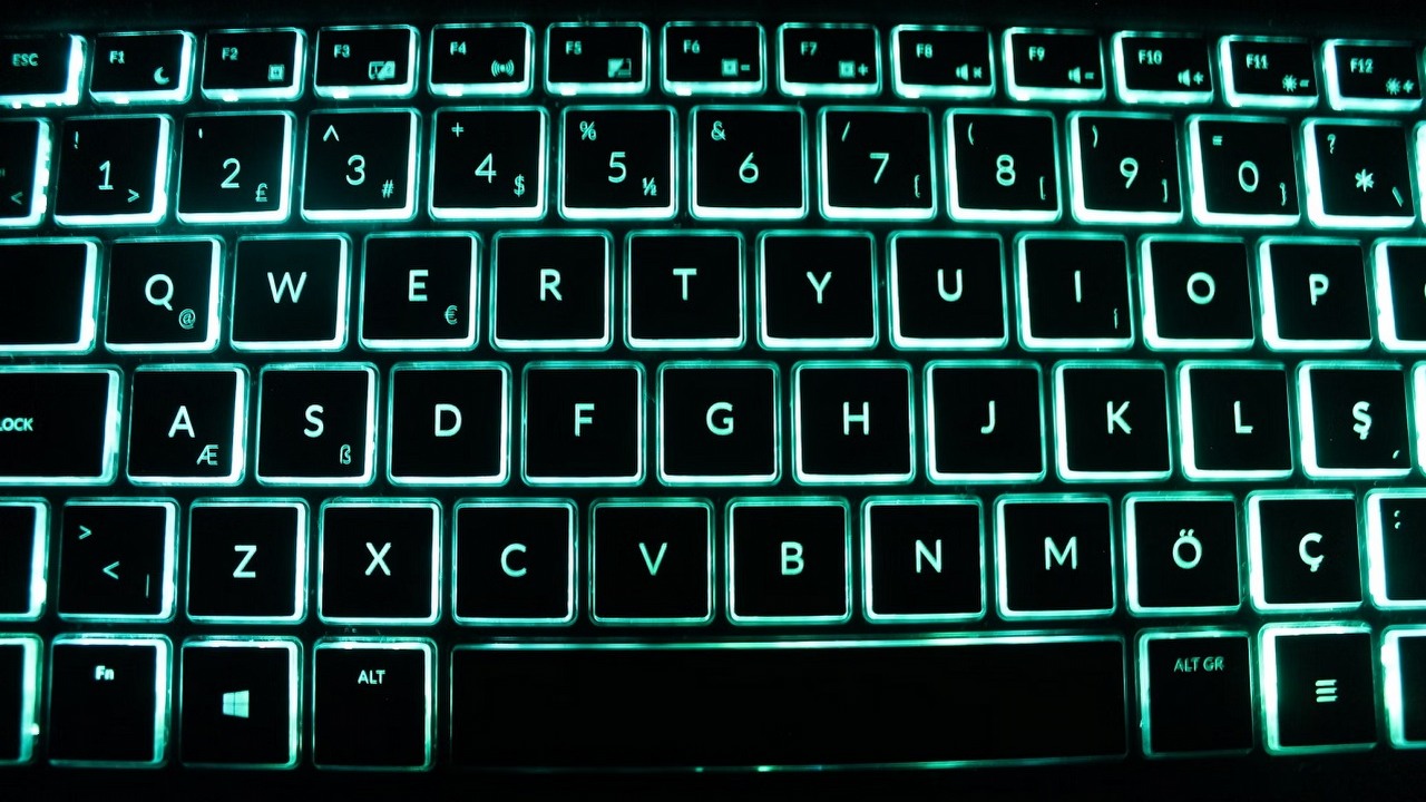 Jak włączyć podświetlenie klawiatury w laptopie Lenovo?, źródło grafiki: Ali Emre Uzun | Unsplash.