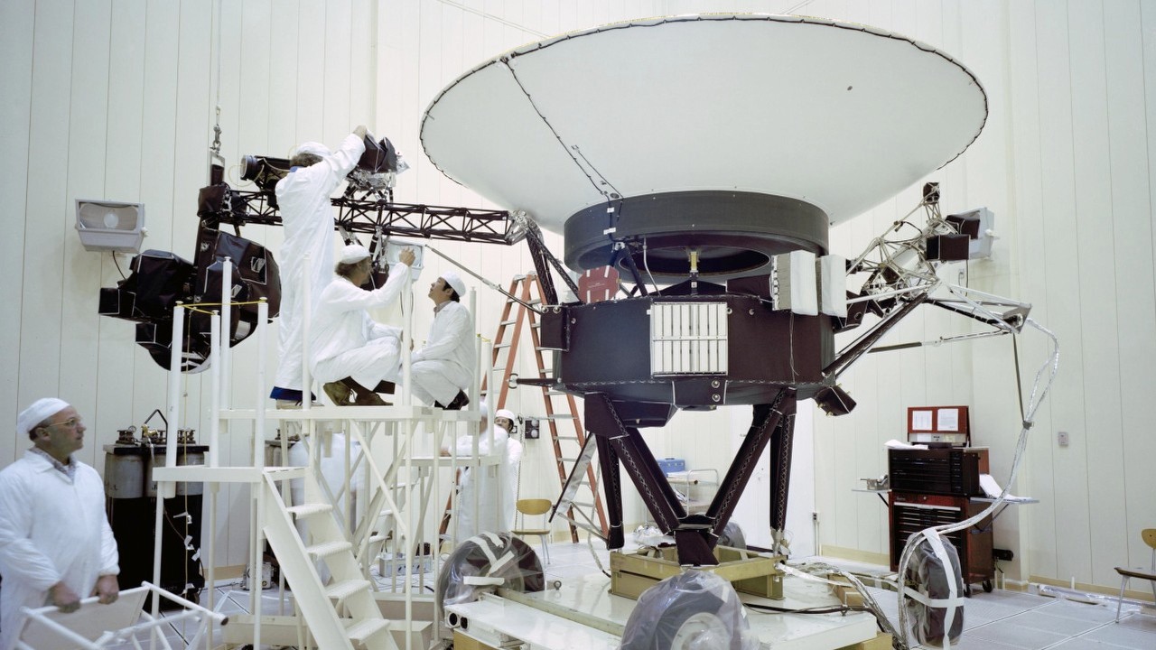 Pożółkłe dokumenty w prywatnym garażu i inżynierowie na emeryturze. Naprawa Voyagera 1 to dla NASA spore wyzwanie, źródło grafiki: NASA, JPL.