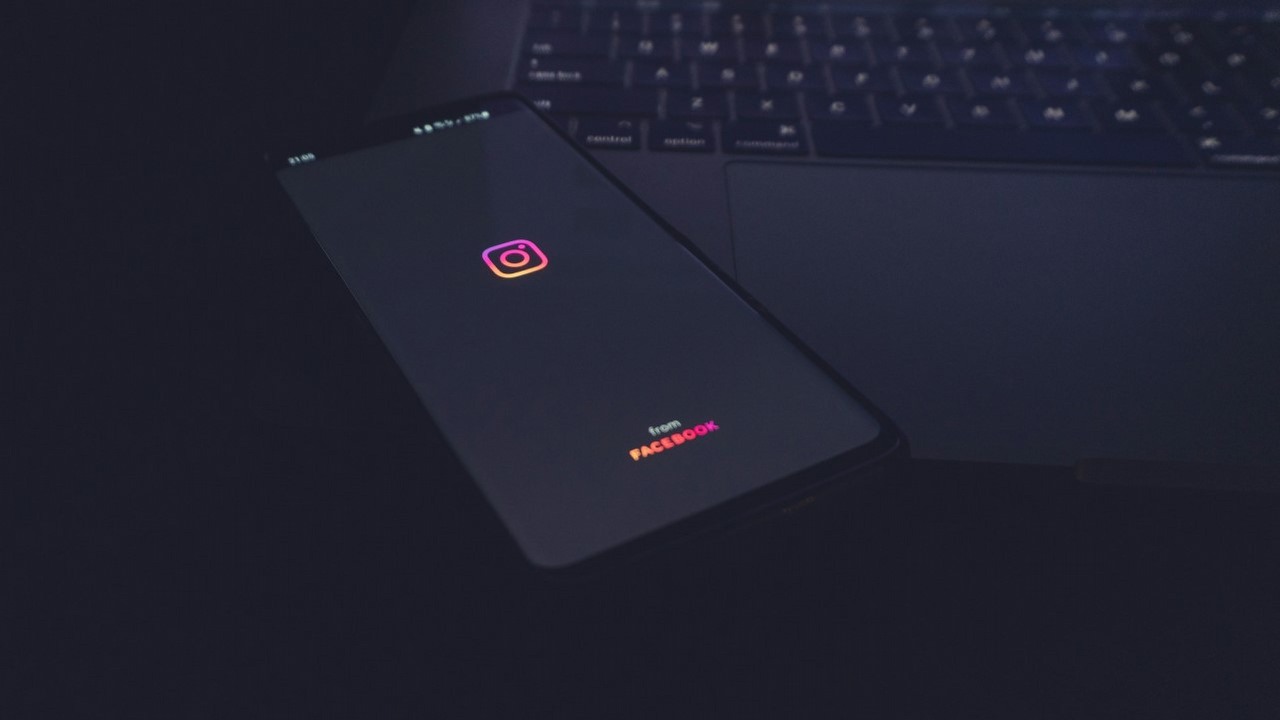 Pasek wyszukiwania na Instagramie może otrzymać wsparcie AI, źródło grafiki: Azamat E | Unsplash.