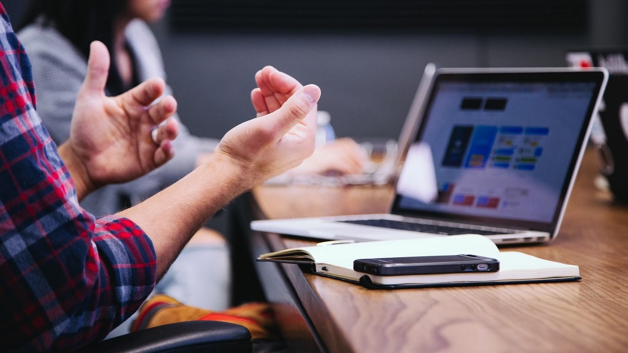 Microsoft Teams - kiedy jesteś wyświetlany jako nieobecny i co możesz z tym zrobić?, źródło grafiki: Headway | Unsplash.