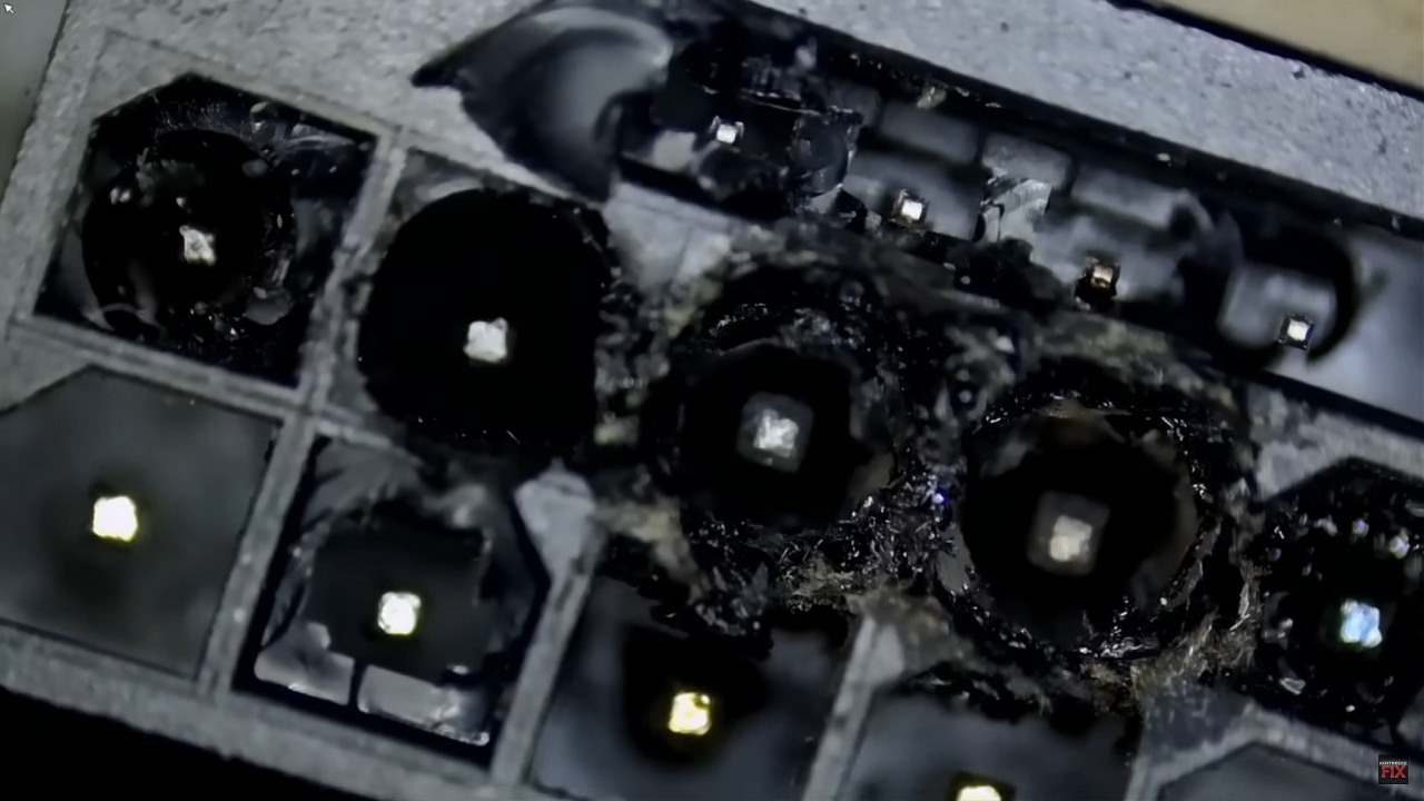 Setki kart RTX 4090 ze stopioną wtyczką ma trafiać miesięcznie do serwisu. Problem nadal istnieje, źródło grafiki: NorthridgeFix, YouTube.