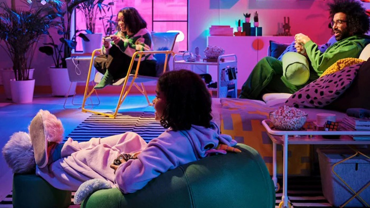 IKEA zaprezentowała nową kolekcję mebli dla graczy, jest retro i zaskakuje stonowaną stylistyką, źródło grafiki: IKEA.