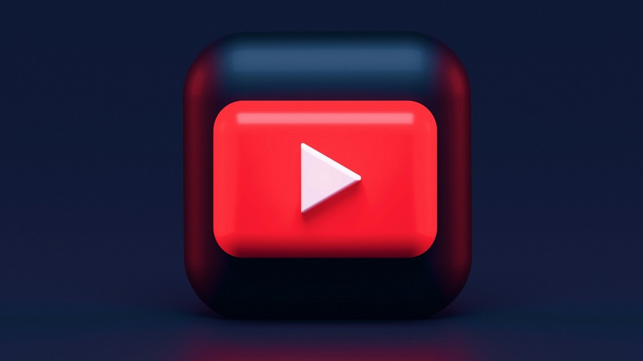 YouTube wypowiada wojnę adblockom, źródło grafiki: Unsplash | Alexander Shatov..