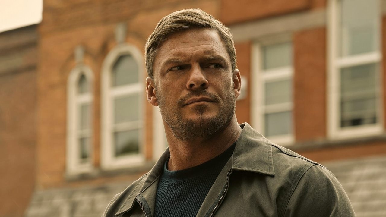 Alan Ritchson nie ma litości dla Marvela. Zarzuca studiu pogoń za zyskiem i nudne produkcje. „Ziewam, oglądając te filmy”, źródło grafiki: Reacher, Nick Santora, Amazon, 2022.
