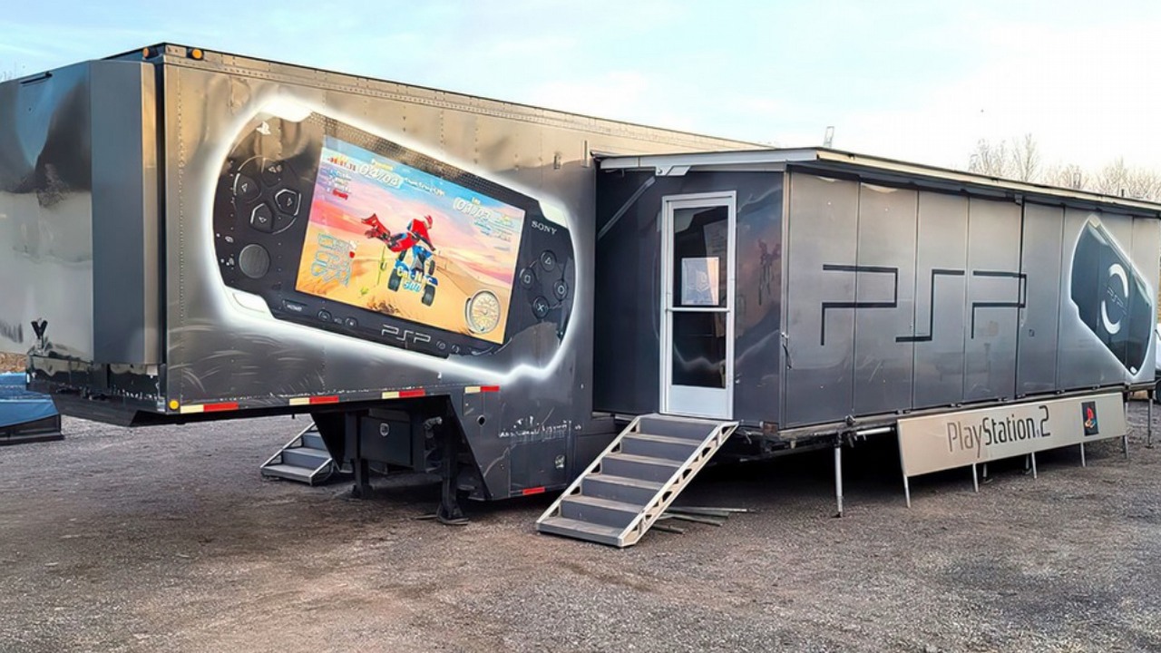 70 000 dolarów za ciężarówkę-stację do grania na PS2. 18-letnia naczepa jest obecnie oferowana na sprzedaż na Facebooku, źródło grafiki: Facebook.