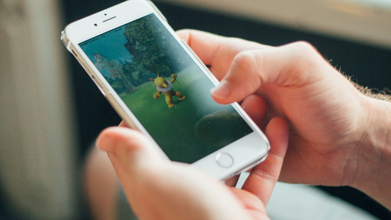 To wielki dzień dla fanów emulacji, potężne narzędzie trafiło oficjalnie do sklepu Apple, źródło grafiki: Unsplash | Paul Hanaoka.