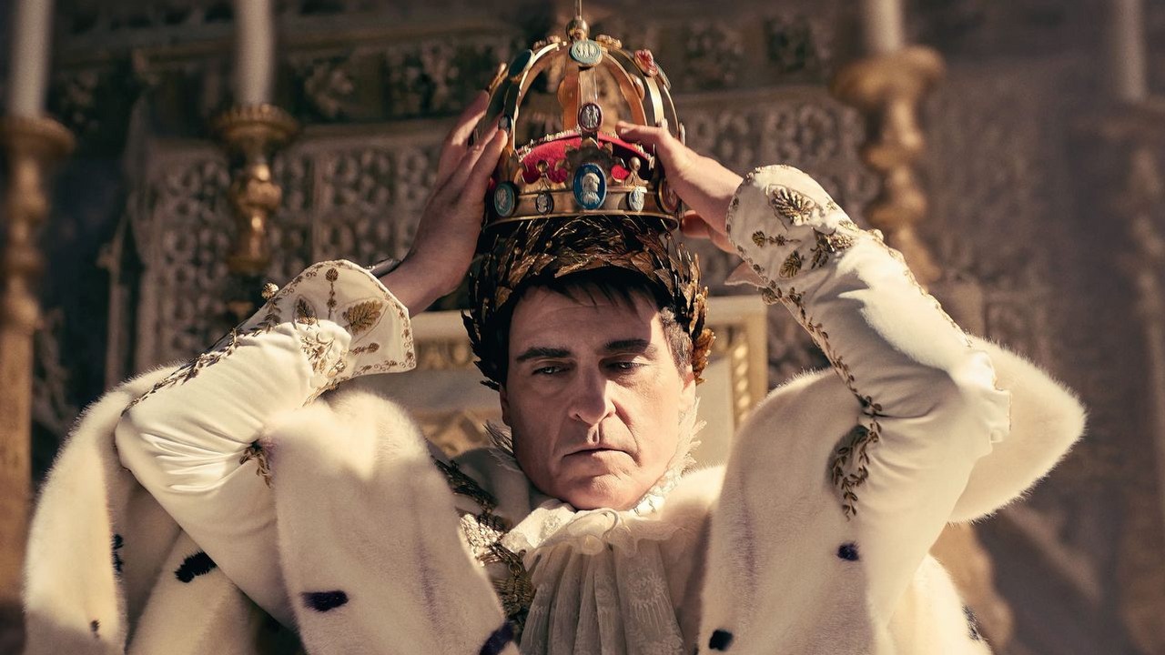 Brian Cox nazywa kreację Joaquina Phoenixa w Napoleonie Ridleya Scotta „potworną” i przekonuje: „To jego wina. Nie wiem, co sobie myślał”, źródło grafiki: Napoleon, Joaquin Phoenix, Apple Studios, 2023.