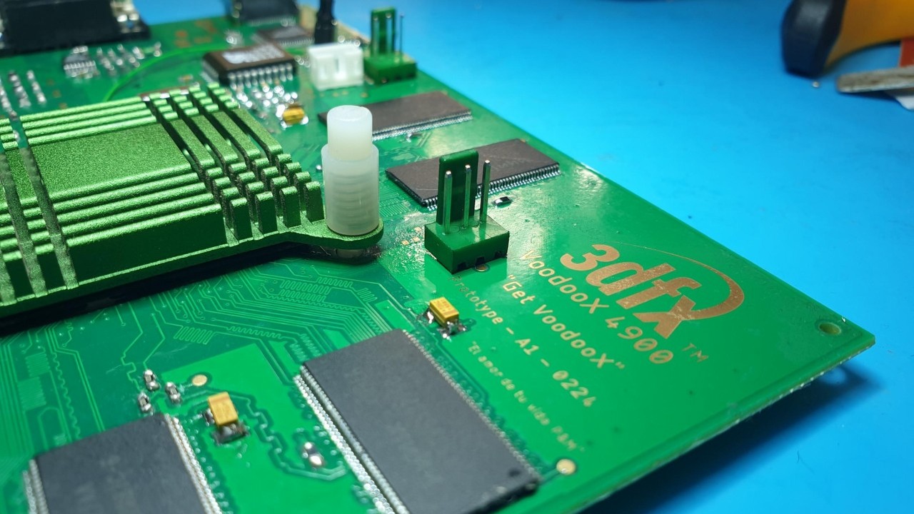 Entuzjasta buduje niestandardową kartę graficzną na archaicznym GPU 3dfx, z portami DVI i HDMI, źródło grafiki: Oscar Barea, X.