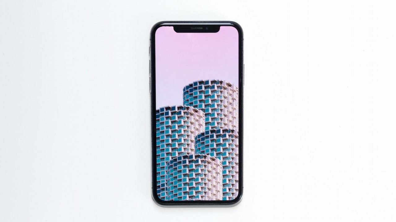 Co oznacza zielona lub pomarańczowa kropka, która czasami pojawia się w górnej części telefonu komórkowego?, źródło grafiki: Jannis Lucas | Unsplash.