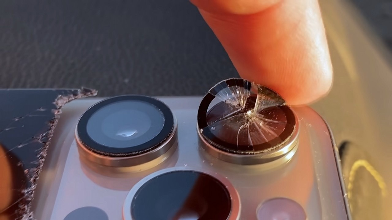Kupił iPhone'a 15 Pro Max na AliExpress. Kiedy otrzymał paczkę, zdał sobie sprawę, że padł ofiarą oszustwa, źródło grafiki: Victor Cabalero, YouTube.