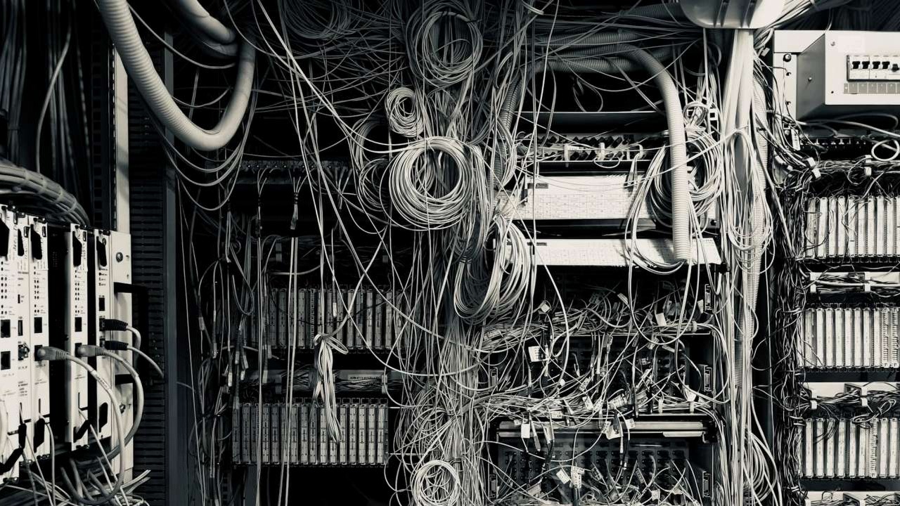 Zmęczony technik niszczy serwer swojej firmy, ale wszyscy obwiniają Microsoft, a on nie zostaje ukarany grzywną, źródło grafiki: Ivan N; Unsplash.com; 2023.