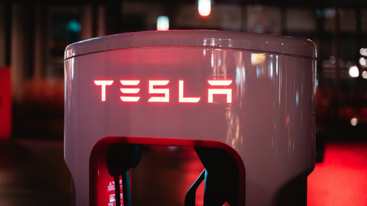 Cybertruck z usterką pedału gazu. Tesla wycofuje prawie wszystkie auta, źródło grafiki: Paul Steuber | Unsplash.