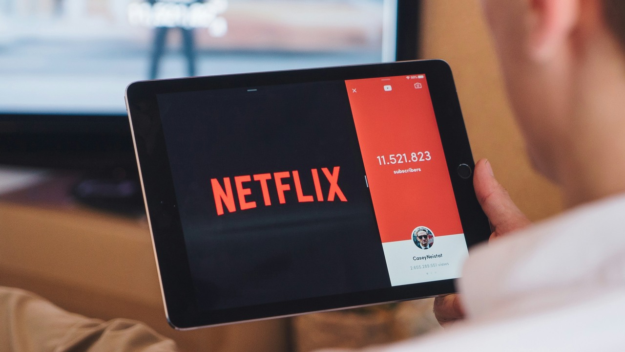 Netflix radzi sobie bardzo dobrze. Liczba subskrybentów znacząco wzrosła, źródło grafiki: Cardmapr Nl | Unsplash.