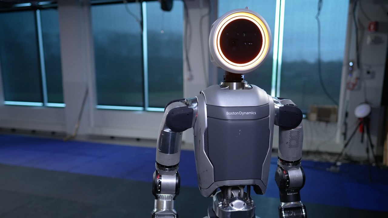 Boston Dynamics zaprezentowało nowego humanoidalnego robota. Jego wygląd może budzić niepokój, źródło grafiki: YouTube | Boston Dynamics..