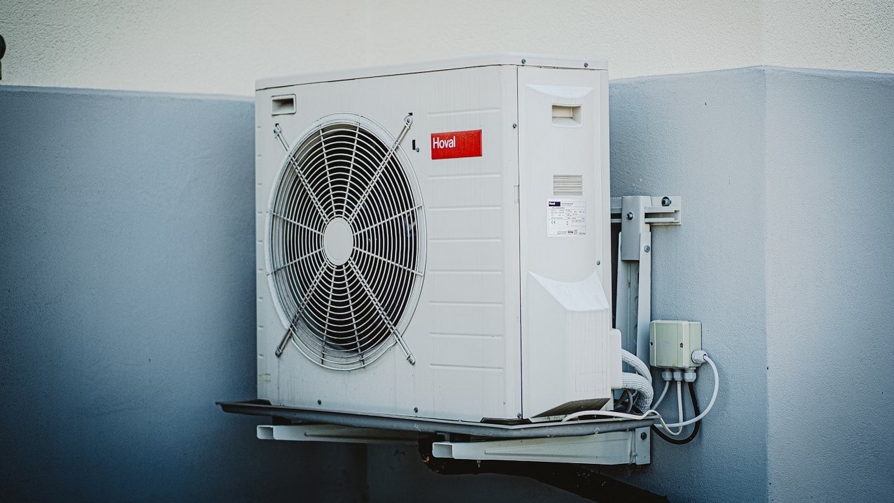 Czy na klimatyzator Split potrzeba pozwolenia?, źródło grafiki: Carlos Lindner | Unsplash.