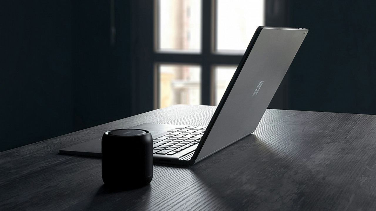 Microsoft chce byś założył konto online; irytujący komunikat wkrótce o tym przypomni, źródło grafiki: Unsplash | Majid Rangraz.