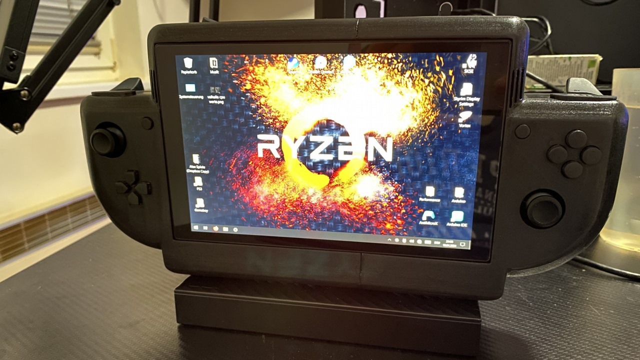 Gracz chce mieć swojego własnego handhelda, ale nie wiedział o Steam Decku. Tak prezentuje się RyzenDeck, źródło grafiki: Postimage | Raven0606.