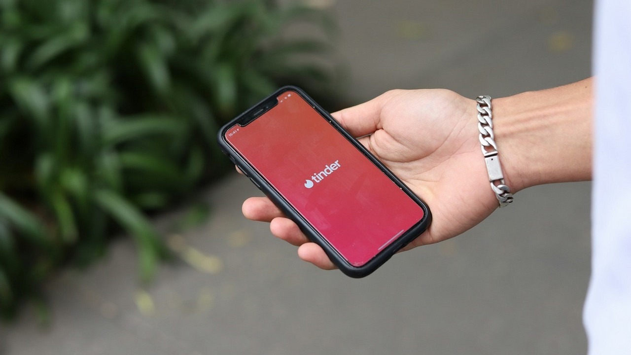 Bez strachu przed randką z Tindera. Aplikacja pozwoli udostępnić Wasze spotkanie, źródło grafiki: Unsplash | Good Faces Agency.