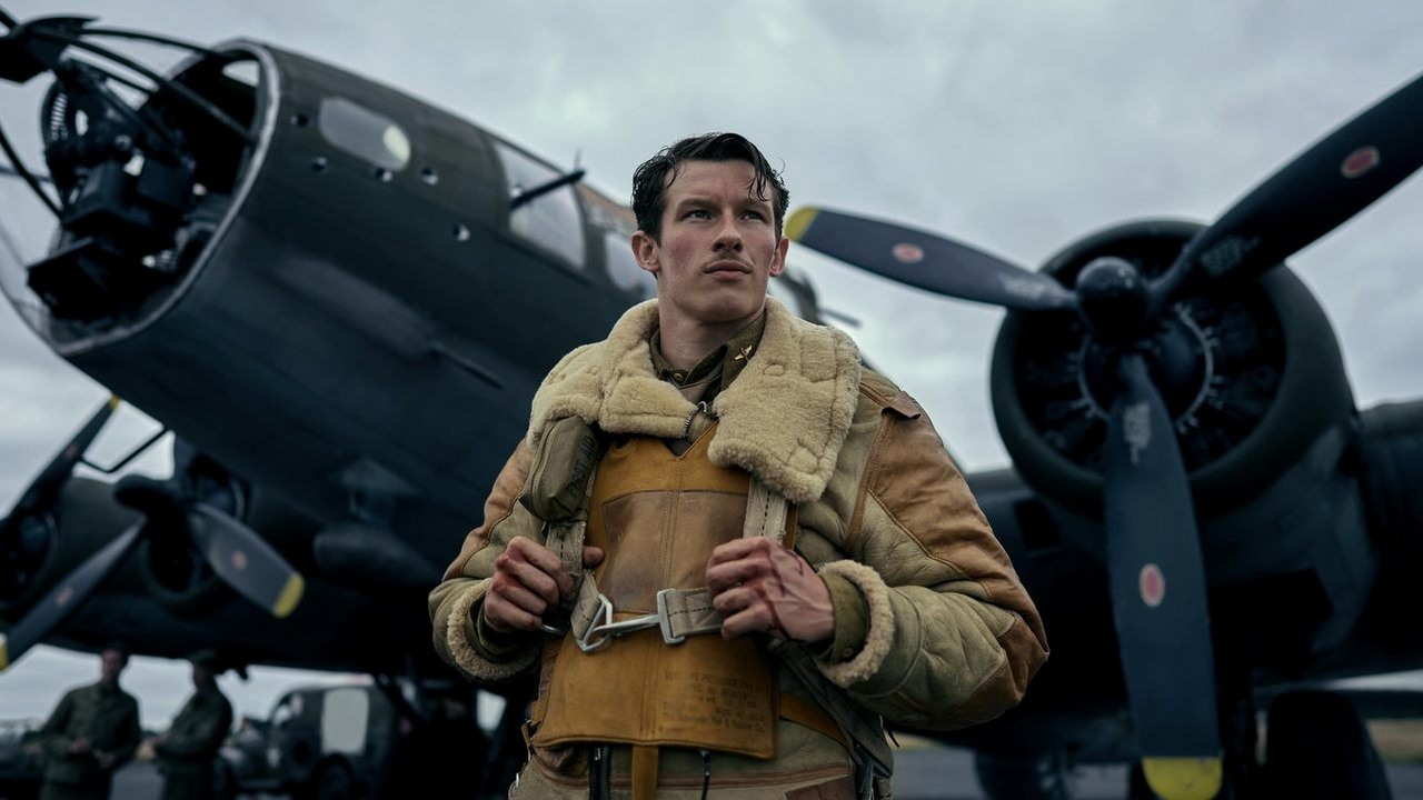 Serialowa adaptacja Neuromancera znalazła swoją gwiazdę. Callum Turner, aktor z Masters of the Air, dostał główną rolę w serialu sci-fi Apple, źródło grafiki: Masters of the Air, John Orloff, Apple Studios, 2024.