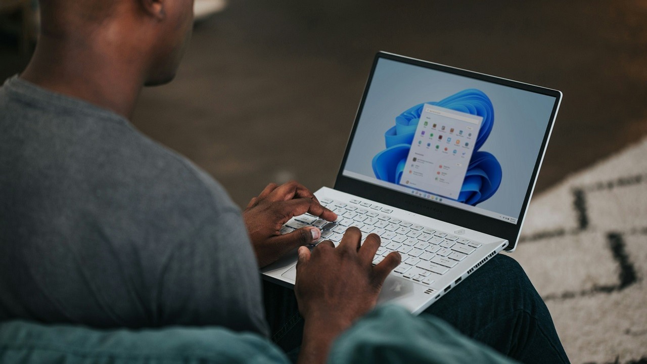 Reklamy stopniowo trafiają do użytkowników Windowsa 11, pojawią się w menu Start, źródło grafiki: Unsplash | Windows.