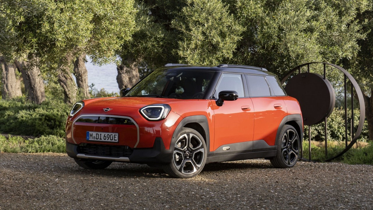 Nowy Mini Aceman jest elektryczny, ma okrągły wyświetlacz i cyfrowego pieska, źródło grafiki: Mini.